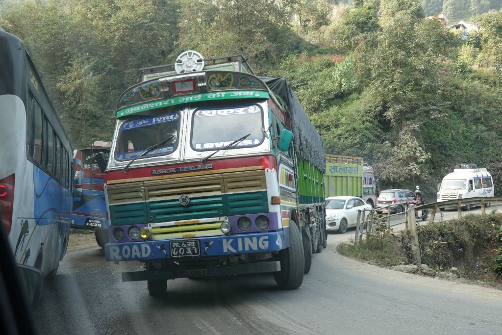 La route de Kathmandu à Pokhara n'est qu'un immense embouteillage